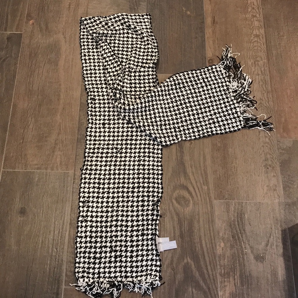 ⭐️NWOT- Houndstooth Pattern Scarf